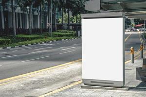 vallas publicitarias en blanco de medios digitales en la parada de autobús, vallas publicitarias en blanco comercial público con pasajeros, carteles para el diseño de anuncios de productos foto