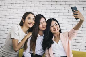 feliz hermosa joven mujer asiática amistad selfie juntos, felicidad adolescentes tomando fotos selfie en la sala de estar