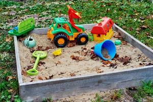 caja de arena para niños con juguetes coloridos foto