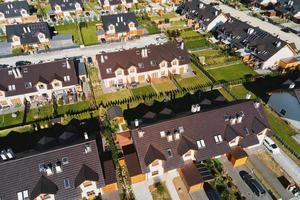 vista aérea del distrito residencial moderno en la ciudad de europa foto