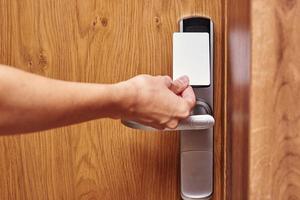 Cerradura digital de puerta abierta a mano con llave de tarjeta foto