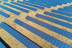 granja de paneles solares en el campo foto