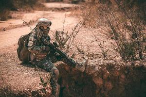 soldados de fuerzas especiales en guerras en el desierto, pueblo de tailandia, soldado del ejército foto