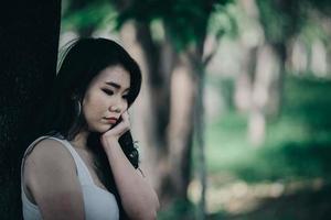 mujer gorda solitaria y triste, piensa en el amor, la angustia, el corazón roto por la decepción, la gente de Tailandia foto