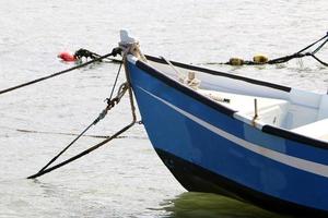 amarre a la orilla del mar para amarre de barcos y yates. foto