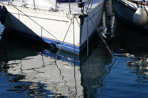 amarre a la orilla del mar para amarre de barcos y yates. foto