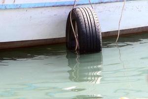 amarre a la orilla del mar para amarre de barcos y yates. foto