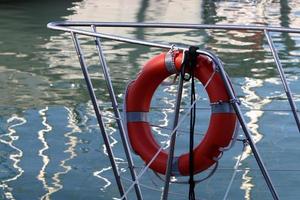 amarre a la orilla del mar para amarre de barcos y yates. foto