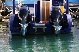 amarre a la orilla del mar para amarre de barcos y yates. foto