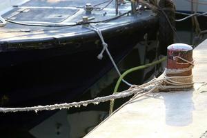 amarre a la orilla del mar para amarre de barcos y yates. foto