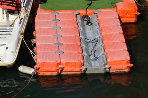 amarre a la orilla del mar para amarre de barcos y yates. foto