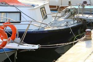 amarre a la orilla del mar para amarre de barcos y yates. foto