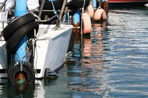 amarre a la orilla del mar para amarre de barcos y yates. foto