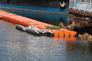 amarre a la orilla del mar para amarre de barcos y yates. foto