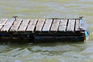 amarre a la orilla del mar para amarre de barcos y yates. foto