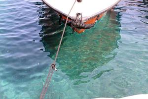 amarre a la orilla del mar para amarre de barcos y yates. foto