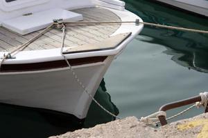 amarre a la orilla del mar para amarre de barcos y yates. foto