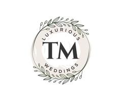 plantilla de logotipos de monograma de boda con letras iniciales tm, plantillas florales y minimalistas modernas dibujadas a mano para tarjetas de invitación, guardar la fecha, identidad elegante. vector