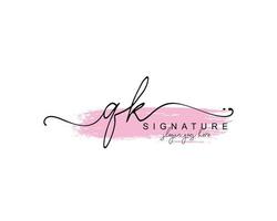 monograma de belleza qk inicial y diseño de logotipo elegante, logotipo de escritura a mano de firma inicial, boda, moda, floral y botánica con plantilla creativa. vector