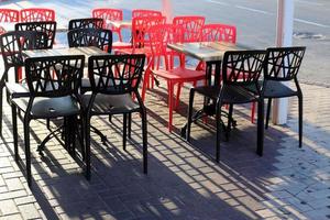 silla y mesa en un café en un parque de la ciudad cerca del mar. foto