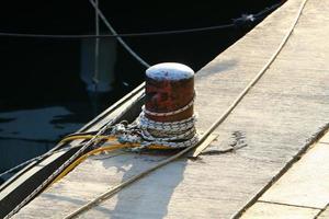 amarre a la orilla del mar para amarre de barcos y yates. foto