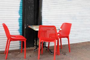 silla y mesa en un café en un parque de la ciudad cerca del mar. foto