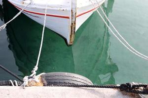 amarre a la orilla del mar para amarre de barcos y yates. foto