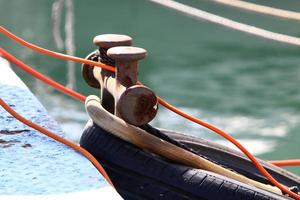 amarre a la orilla del mar para amarre de barcos y yates. foto