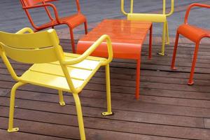 silla y mesa en un café en un parque de la ciudad cerca del mar. foto