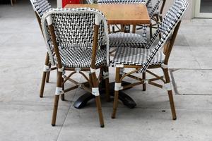 silla y mesa en un café en un parque de la ciudad cerca del mar. foto