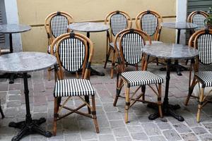 silla y mesa en un café en un parque de la ciudad cerca del mar. foto