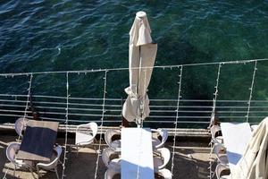 silla y mesa en un café en un parque de la ciudad cerca del mar. foto