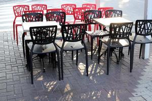 silla y mesa en un café en un parque de la ciudad cerca del mar. foto