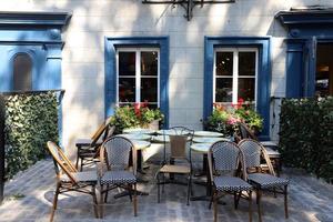 silla y mesa en un café en un parque de la ciudad cerca del mar. foto