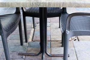 silla y mesa en un café en un parque de la ciudad cerca del mar. foto