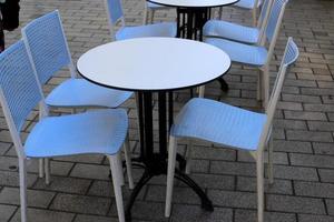 silla y mesa en un café en un parque de la ciudad cerca del mar. foto