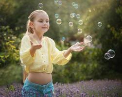 hermosa niña en un campo de lavanda. foto