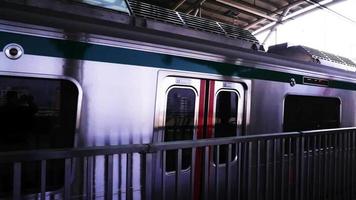 10 de janeiro de 2023, Daca-Bangladesh. o trem elétrico de alta velocidade mrt do metrô de dhaka na plataforma video