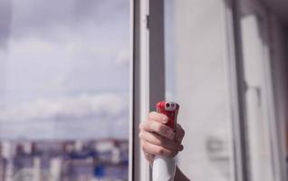 limpiador de ventanas en una botella de plástico foto