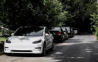 minsk, bielorrusia, enero de 2023 - tesla modelo 3 blanco foto