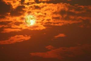 luna llena de sangre atrás nube roja oscura en el cielo nocturno foto