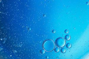 fondo azul claro abstracto con círculos de aceite. burbujas de agua de cerca.