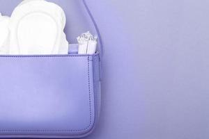 tampones, protectores diarios higiénicos, toallas sanitarias femeninas en una bolsa de cosméticos para mujeres foto