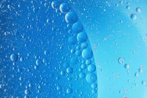 fondo azul claro abstracto con círculos de aceite. burbujas de agua de cerca.