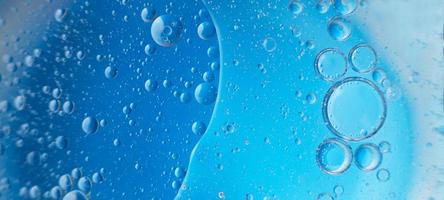 fondo azul claro abstracto con círculos de aceite. burbujas de agua de cerca. bandera