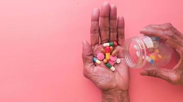 concepto de pastillas vertidas, foto creativa sobre pastillas vertidas, medicamentos