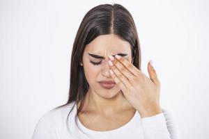 no toques tu cara niña frotándose los ojos con las manos sucias.precauciones, evite tocarse los ojos. mujer frotándose el ojo foto