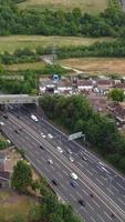 Luftaufnahmen von britischen Städten und Straßen. Kameraaufnahmen der Drohne aus einem hohen Winkel. luton city of england und autobahnen mit verkehr video