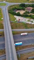 imágenes aéreas de la ciudad y las carreteras británicas. imágenes de la cámara del dron desde un ángulo alto. ciudad de luton de inglaterra y autopistas con tráfico video