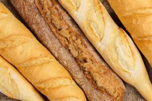 baguettes de pan francés de panadería. fondo de baguettes y criados frescos foto